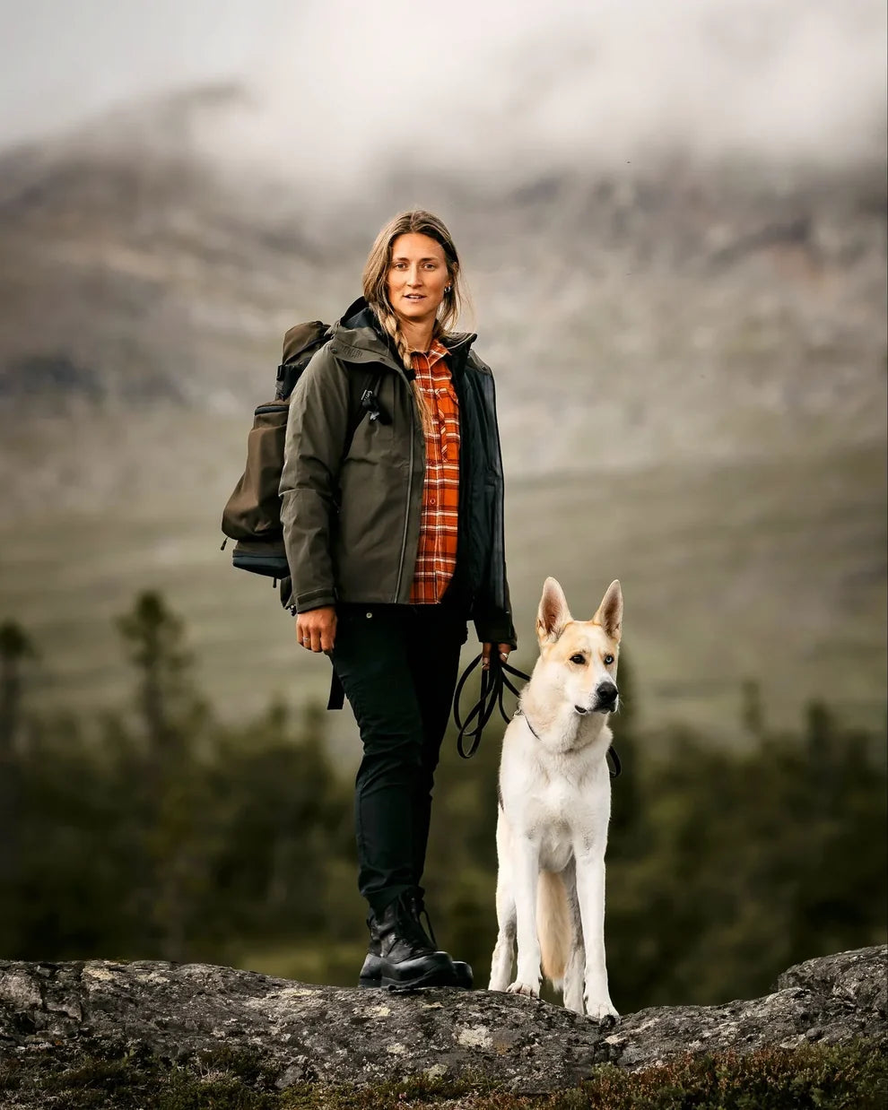 Pinewood Abisko dames regenjas moss green, waterdichte outdoorjas voor wandelen en hiken ,Dog - Expert webshop voor gespecialiseerd hondenmateriaal
