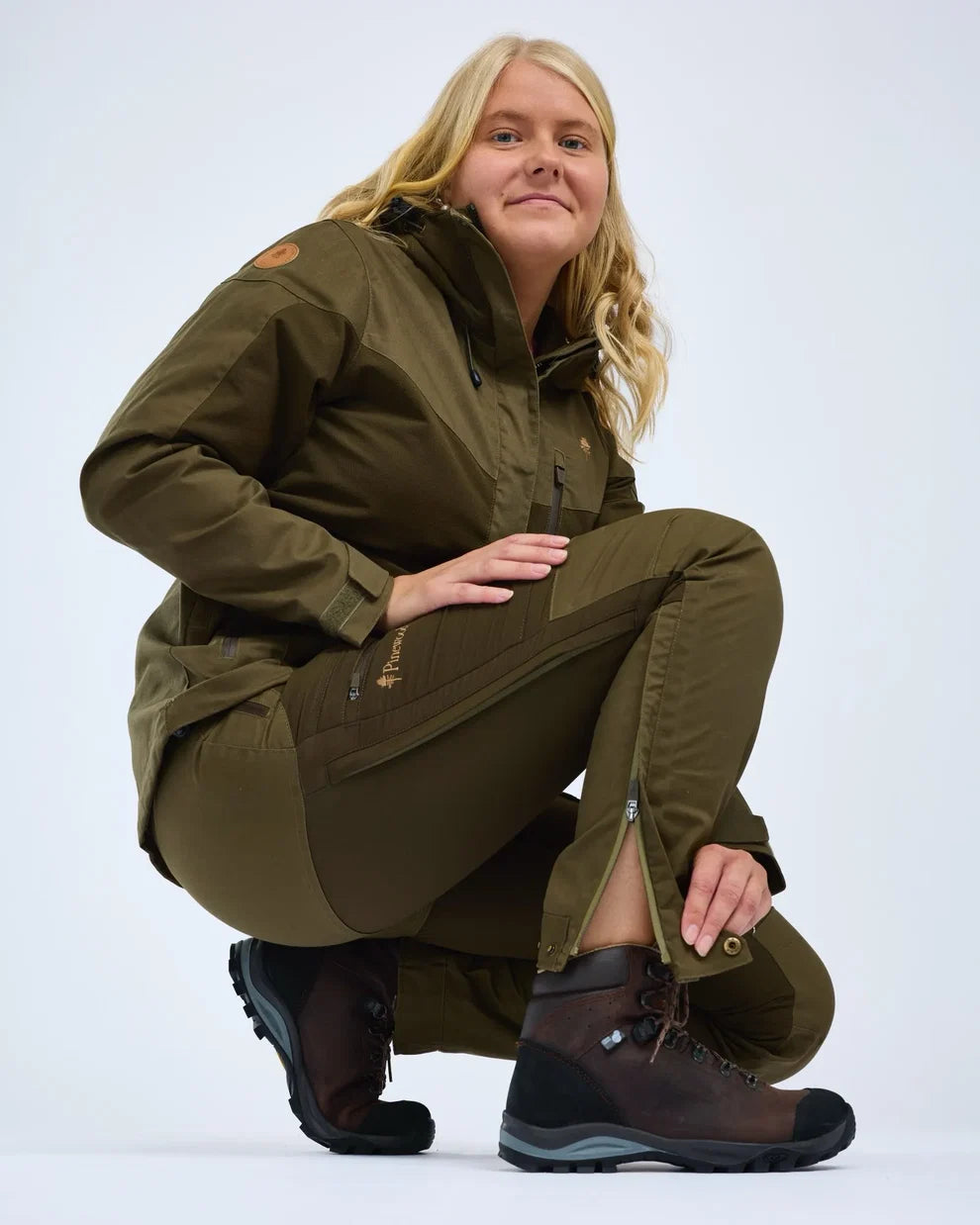 Pinewood Finnveden Hybrid Extreme Trousers Dark Olive waterdichte outdoorbroek met 4-way stretch, winddichte jachtbroek en wandelbroek met ademend membraan voor trekking en outdoor, Dog - Expert webshop voor gespecialiseerd hondenmateriaal