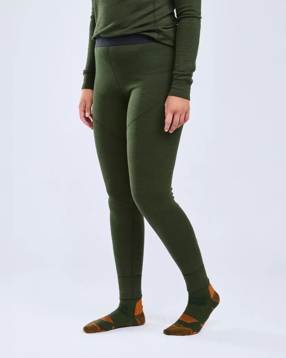 Pinewood Abisko Merino Base Layer Pants heren thermobroek in Dark Mossgreen, warme merino baselayer met bamboevezels voor jacht, wandelen, trekking, wintersport en outdooractiviteiten, Dog - Expert webshop voor gespecialiseerd hondenmateriaal