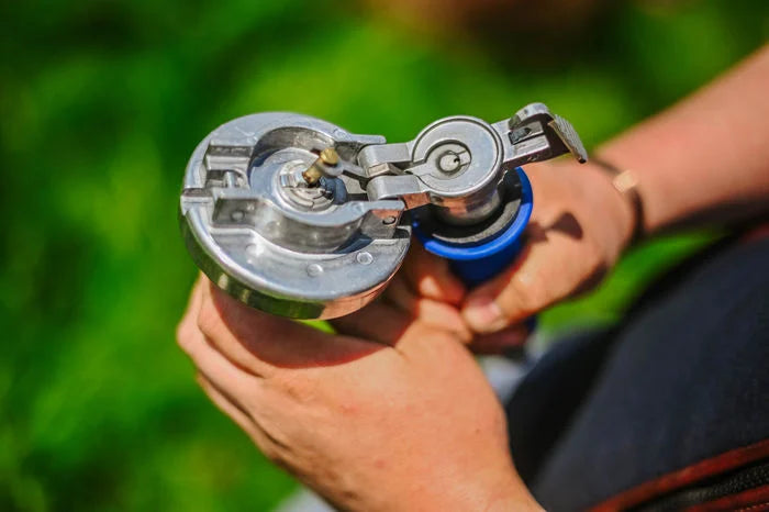 Handheld Dummy Launcher met RVS onderdelen voor jachthonden, apporteertraining en retrievertraining, duurzame handlanceerder voor gecontroleerde dummy worpen, verbeterde uitvoering voor afstand, controle en schottraining in het veld, Dog - Expert webshop voor gespecialiseerd hondenmateriaal