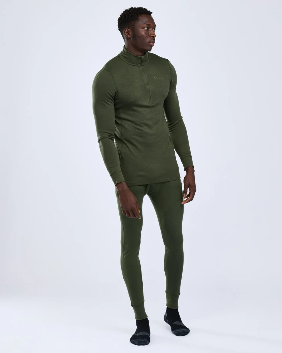 Pinewood Abisko Merino Base Layer Half Zip heren thermoshirt in Dark Mossgreen, warme merino baselayer met bamboevezels voor jacht, wandelen, wintersport en outdooractiviteiten, Dog - Expert webshop voor gespecialiseerd hondenmateriaal