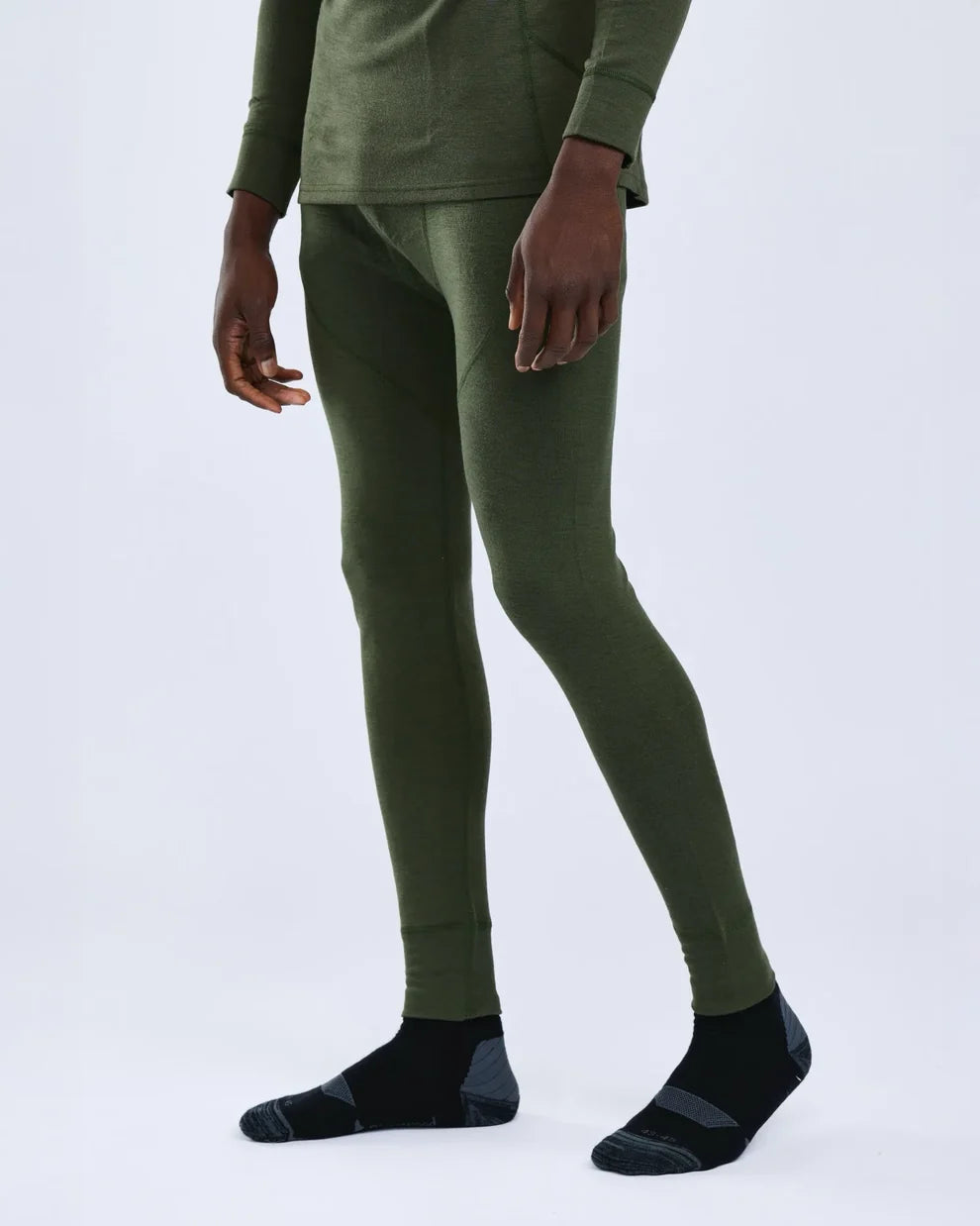 Pinewood Abisko Merino Base Layer Pants heren thermobroek in Dark Mossgreen, warme merino baselayer met bamboevezels voor jacht, wandelen, trekking, wintersport en outdooractiviteiten, Dog - Expert webshop voor gespecialiseerd hondenmateriaal