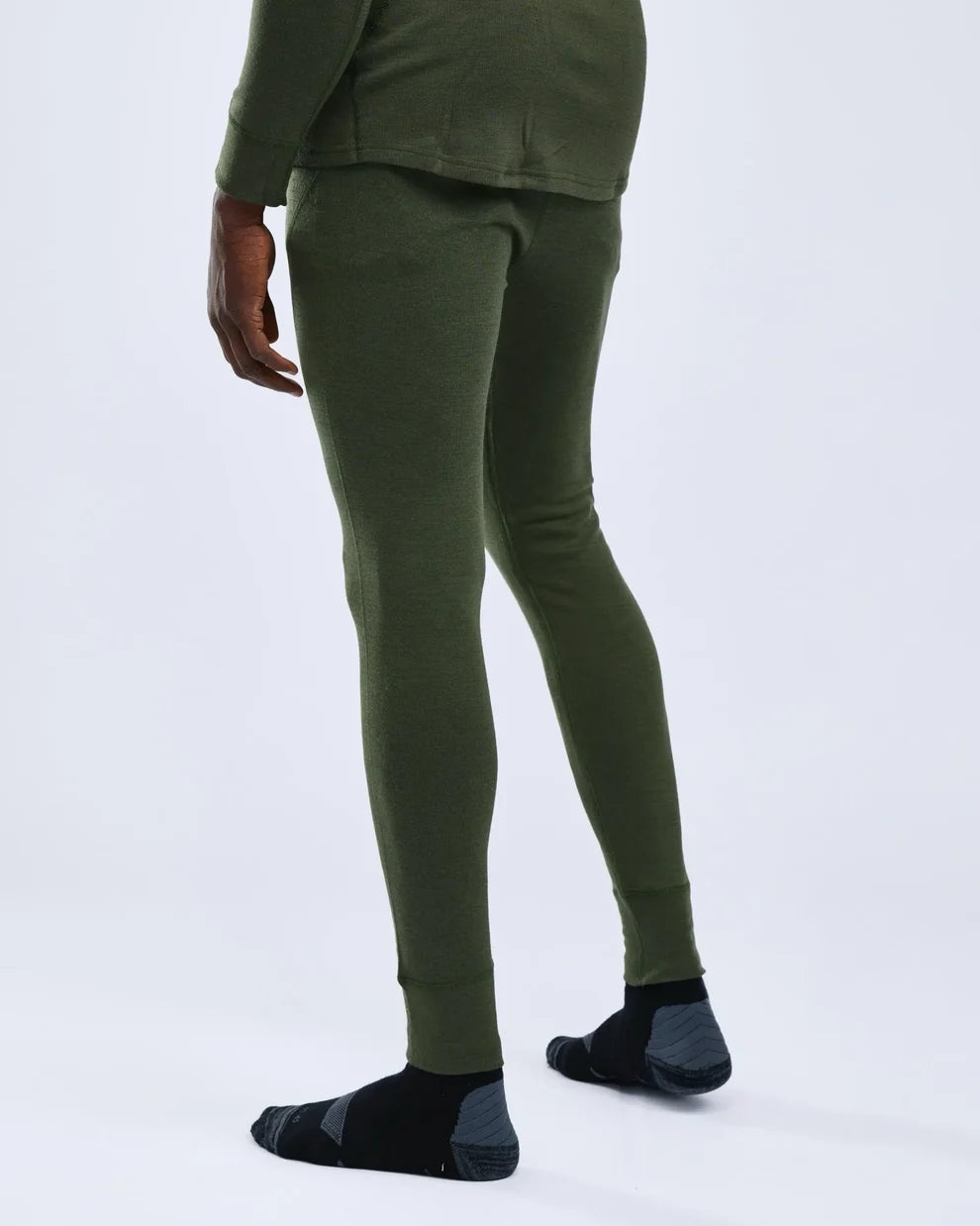 Pinewood Abisko Merino Base Layer Pants heren thermobroek in Dark Mossgreen, warme merino baselayer met bamboevezels voor jacht, wandelen, trekking, wintersport en outdooractiviteiten, Dog - Expert webshop voor gespecialiseerd hondenmateriaal