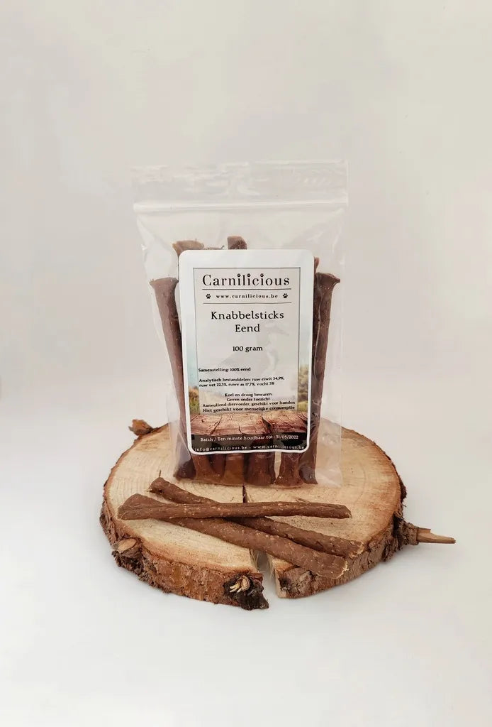 Carnilicious Knabbelsticks Eend hondensnack 100g – natuurlijke kauwsticks van 100% gedroogd eendenvlees, ca. 15 cm lang, stevige maar breekbare structuur, ideaal als kauwsnack, trainingssnack of beloningssnack voor honden van alle leeftijden en rassen. Dog - Expert webshop voor gespecialiseerd hondenmateriaal,
