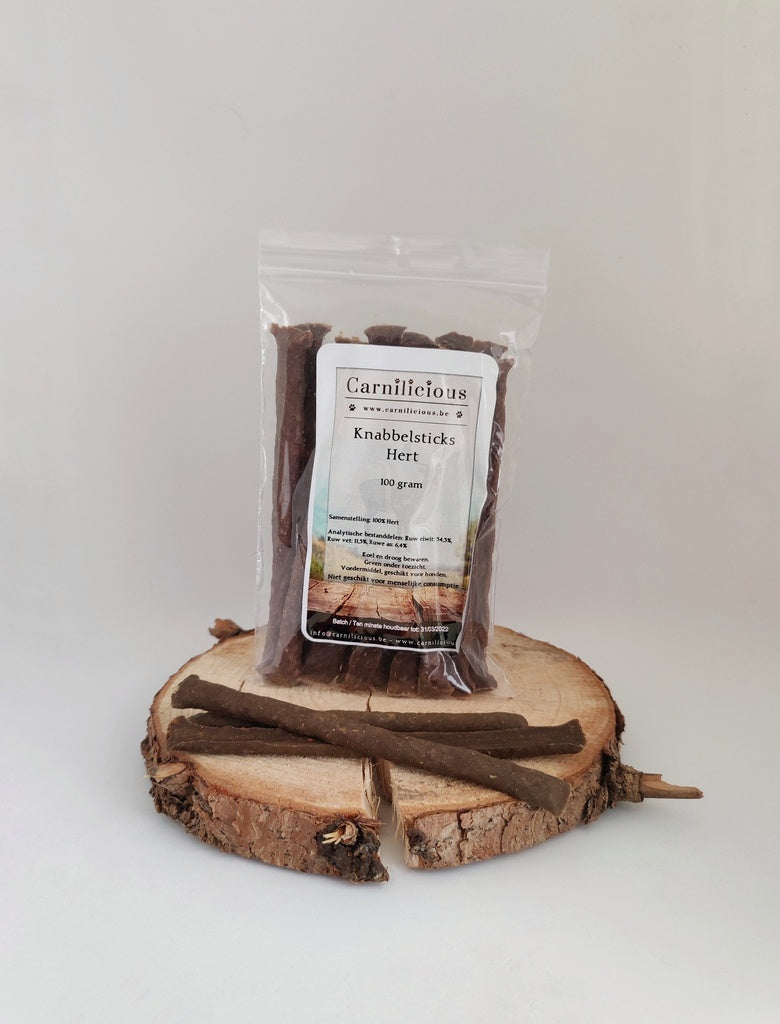 Carnilicious Knabbelstick Hert van ca. 15 cm, gedroogd hertenvlees, 100% natuurlijk en vrij van kunstmatige stoffen en bewaarmiddelen, geschikt voor honden van alle leeftijden, ideaal als kauwsnack of trainingsbeloning, Belgisch geproduceerd van Europese dieren, smakelijke en gezonde traktatie voor honden, Dog - Expert webshop voor gespecialiseerd hondenmateriaal,