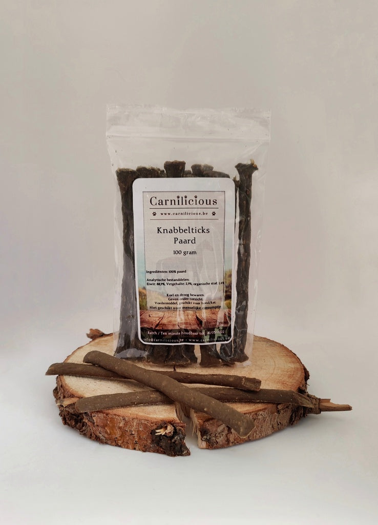 Carnilicious Knabbelstick Paard van ca. 15 cm, gedroogd paardenvlees, 100% natuurlijk en hypoallergeen, vrij van kunstmatige stoffen en bewaarmiddelen, geschikt voor honden van alle leeftijden, ideaal als kauwsnack of trainingsbeloning, Belgisch geproduceerd van Europese dieren, smakelijke en gezonde traktatie voor honden, Dog - Expert webshop voor gespecialiseerd hondenmateriaal,