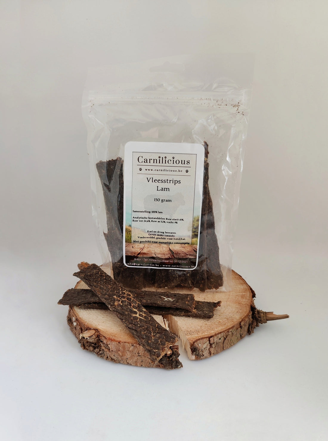 Carnilicious Vleesstrips Lam zijn 100% natuurlijke, graan- en glutenvrije hondensnacks uit België van puur lamvlees zonder kunstmatige toevoegingen. Licht verteerbaar en rijk aan eiwitten, ideaal als gezonde tussendoortjes of beloning voor alle hondenrassen, ook bij gevoelige magen. Stevig en compact formaat voor dagelijks snackplezier. Dog - Expert webshop voor gespecialiseerd hondenmateriaal,