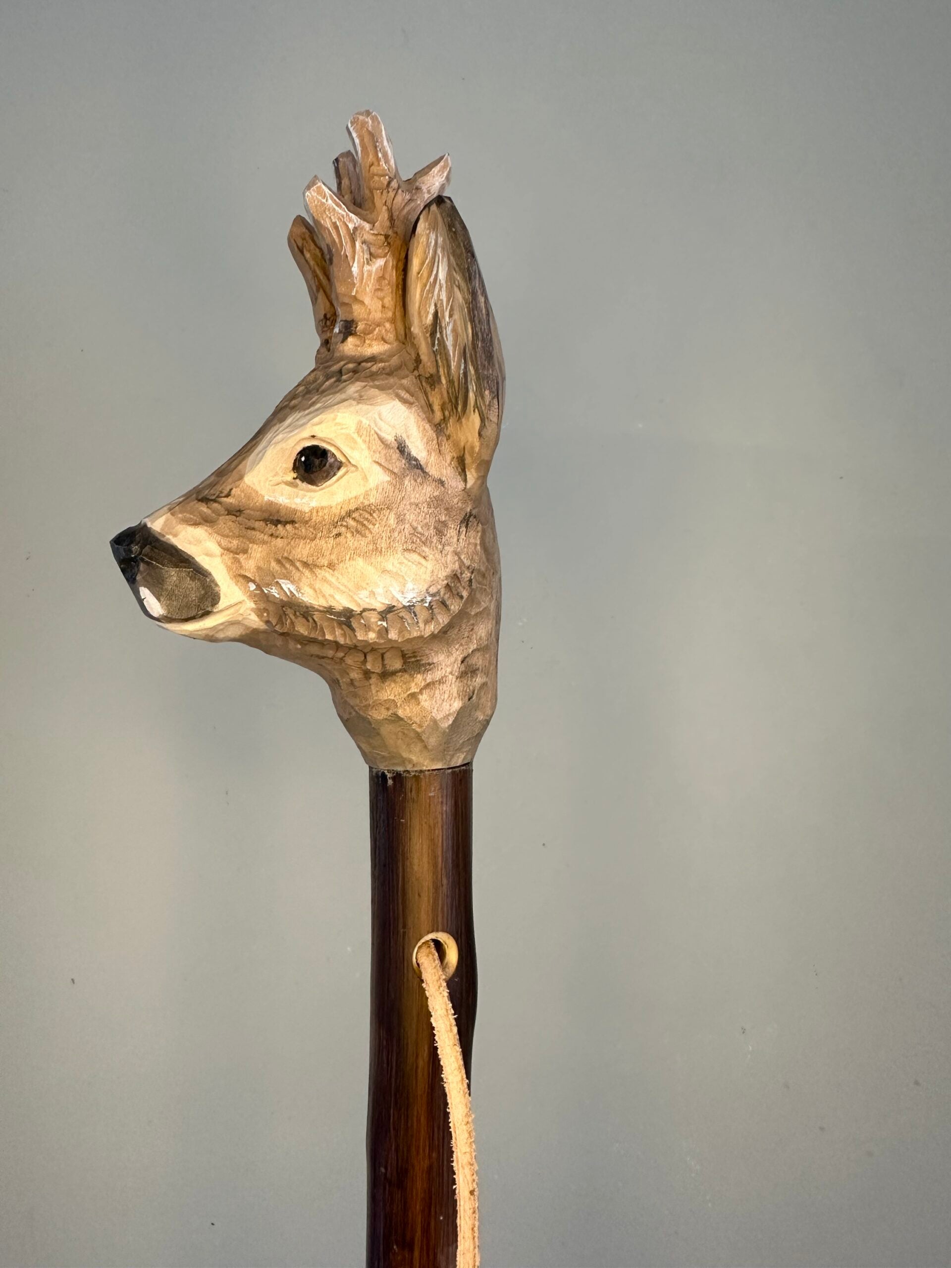 Handgemaakte jacht- en wandelstok van kastanjehout, licht en stevig, ca. 150 cm lang, met lederen handlus en keuze tussen bergtop met ijzeren pin of rubberen dop, uniek ambachtelijk model.