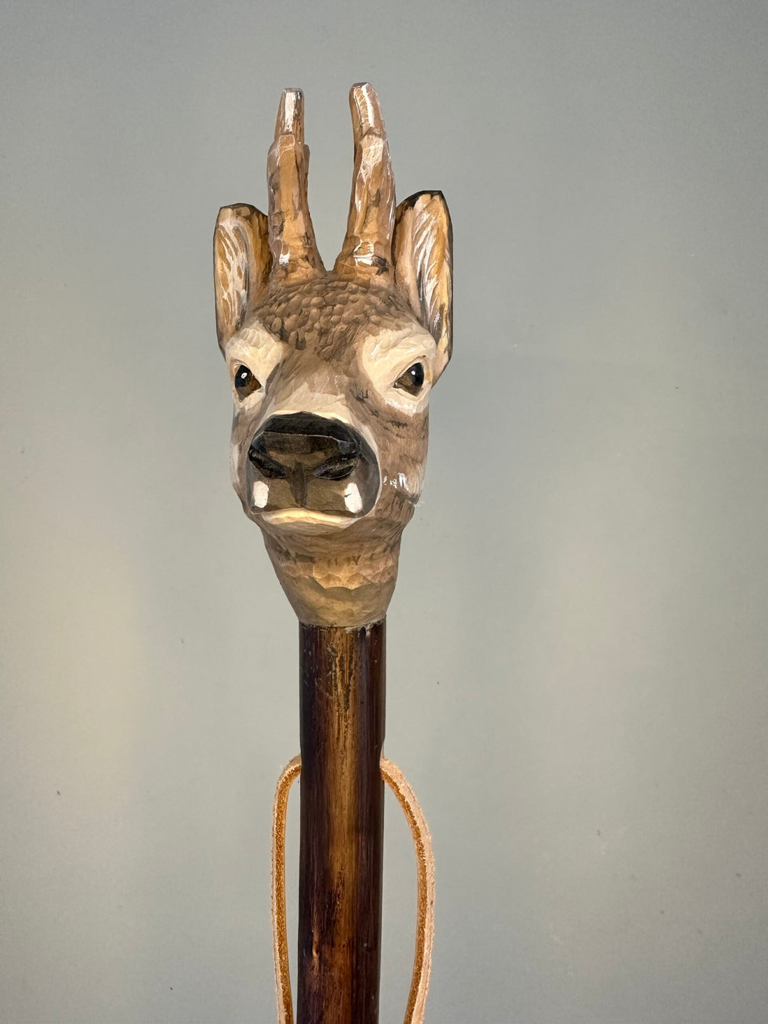 Handgemaakte jacht- en wandelstok van kastanjehout, licht en stevig, ca. 150 cm lang, met lederen handlus en keuze tussen bergtop met ijzeren pin of rubberen dop, uniek ambachtelijk model.