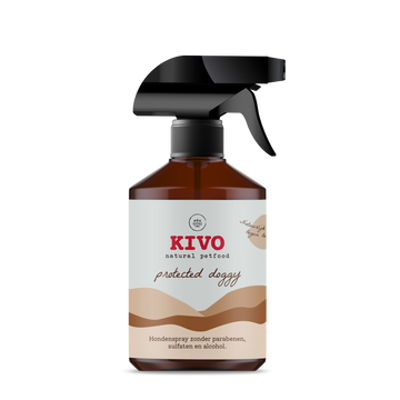 Kivo Protected Doggy Spray voor honden, natuurlijke afwering tegen teken en vlooien, PH-neutraal, vrij van parabenen en sulfaten, met citroen, tea tree en sandelhout, geschikt voor vacht, manden en kennels.