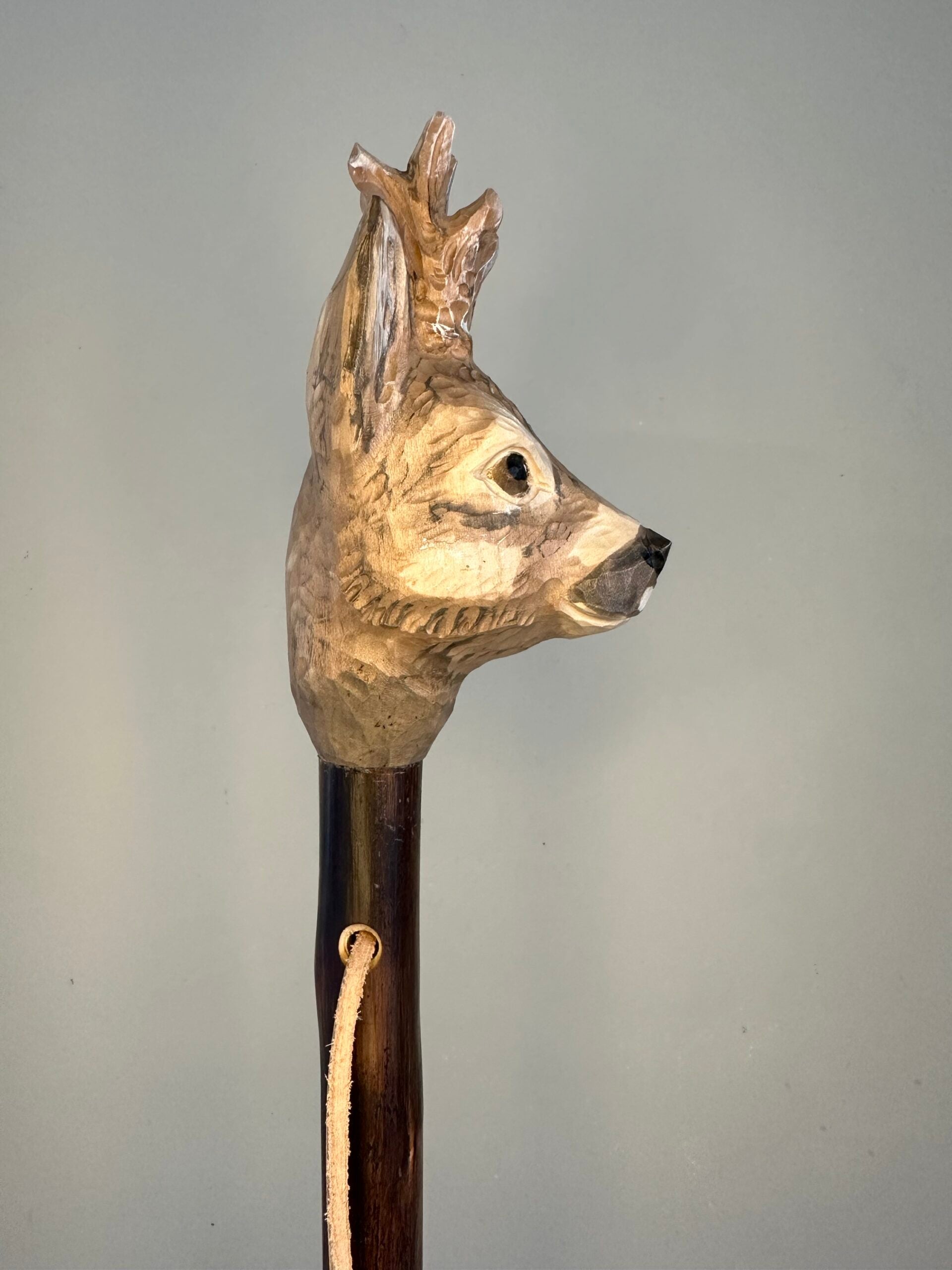 Handgemaakte jacht- en wandelstok van kastanjehout, licht en stevig, ca. 150 cm lang, met lederen handlus en keuze tussen bergtop met ijzeren pin of rubberen dop, uniek ambachtelijk model.