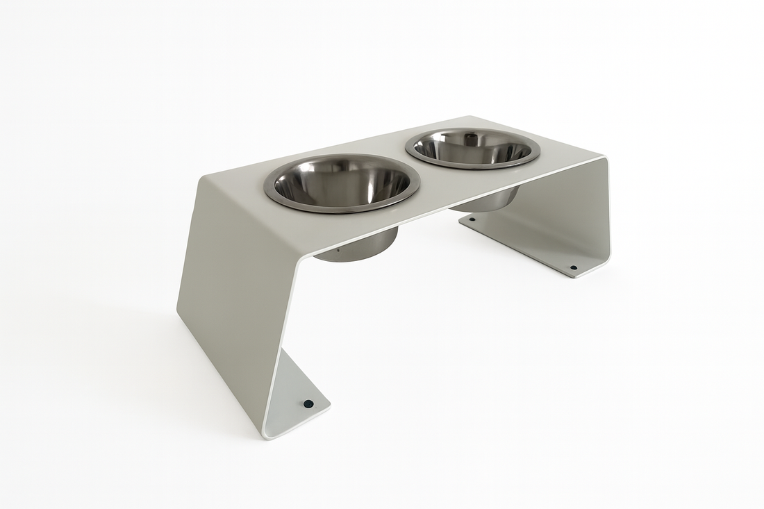Verhoogde voerbak voor hond en kat in modern design met stalen statief en RVS kommen: Dog - Expert webshop voor gespecialiseerd hondenmateriaal