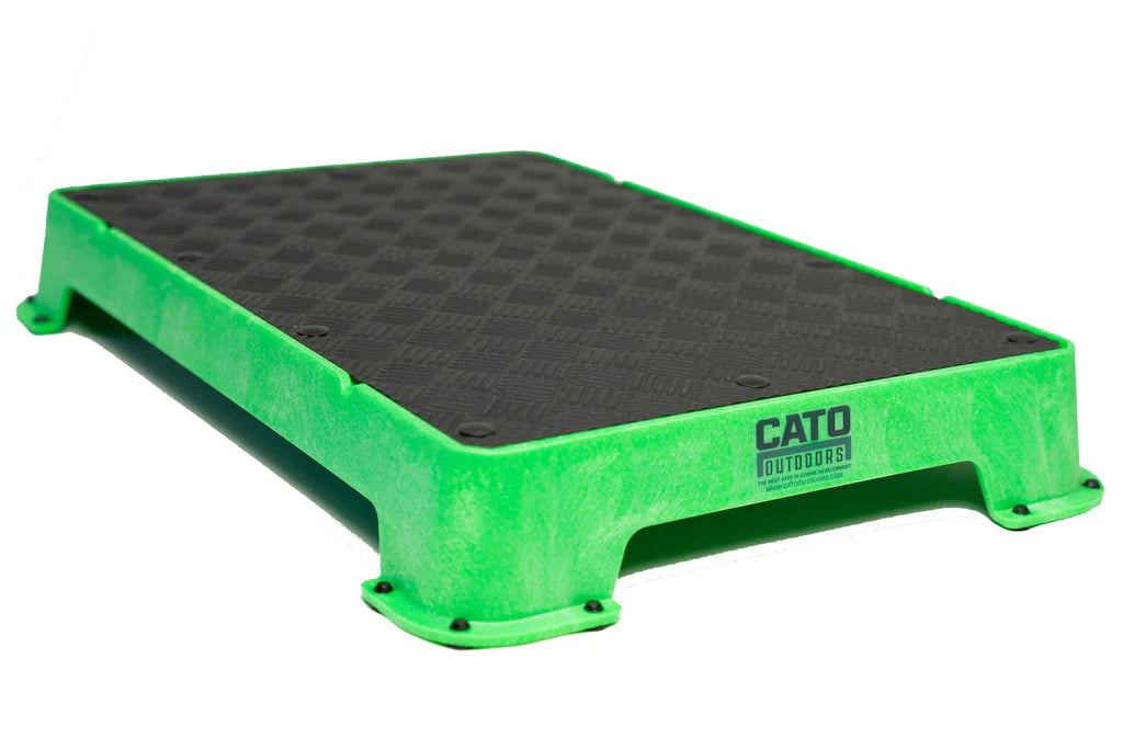 Cato Placeboard for dogs: durable, non-tip training platform with high-traction surface, built-in water drainage, rubber feet for stability on smooth floors, stackable design. Dimensions: 40.6 × 60.9 × 8.9 cm, weight 3.5 kg.