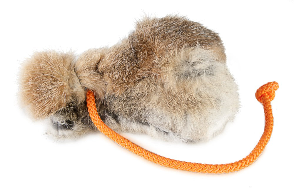 Dummybal volledig bekleed met konijnenbont voor puppy’s, jonge en volwassen honden, duurzame en stevige apporteerdummy geschikt voor lange worpen, stimuleert apporteertraining en jachthondentraining, compatibel met trainingsgeuren voor realistische kleinwildsimulatie, Dog - Expert webshop voor gespecialiseerd hondenmateriaal