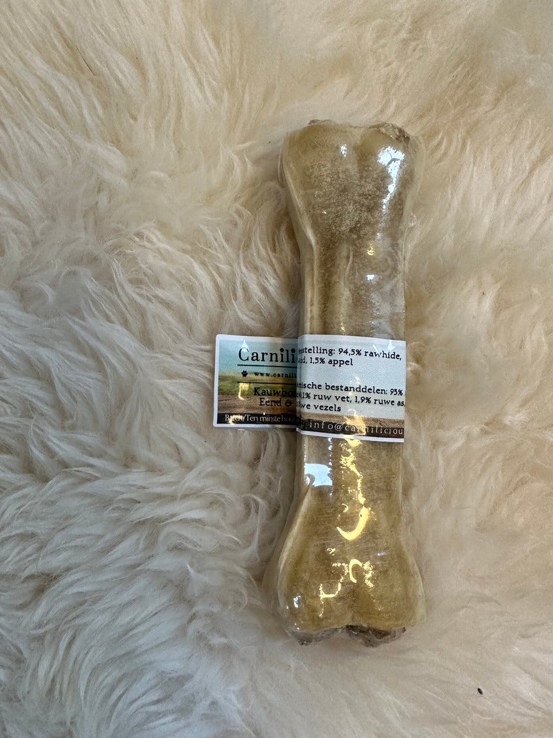 Carnilicious Kauwbotje Rawhide met eend en appel van 17 cm, extra hard kauwbot voor sterke kauwers, ideaal voor middelgrote en grote honden, ondersteunt tandverzorging en gezond gebit, langdurig kauwplezier tegen verveling, smakelijke hondensnack voor kieskeurige honden, Dog - Expert webshop voor gespecialiseerd hondenmateriaal,