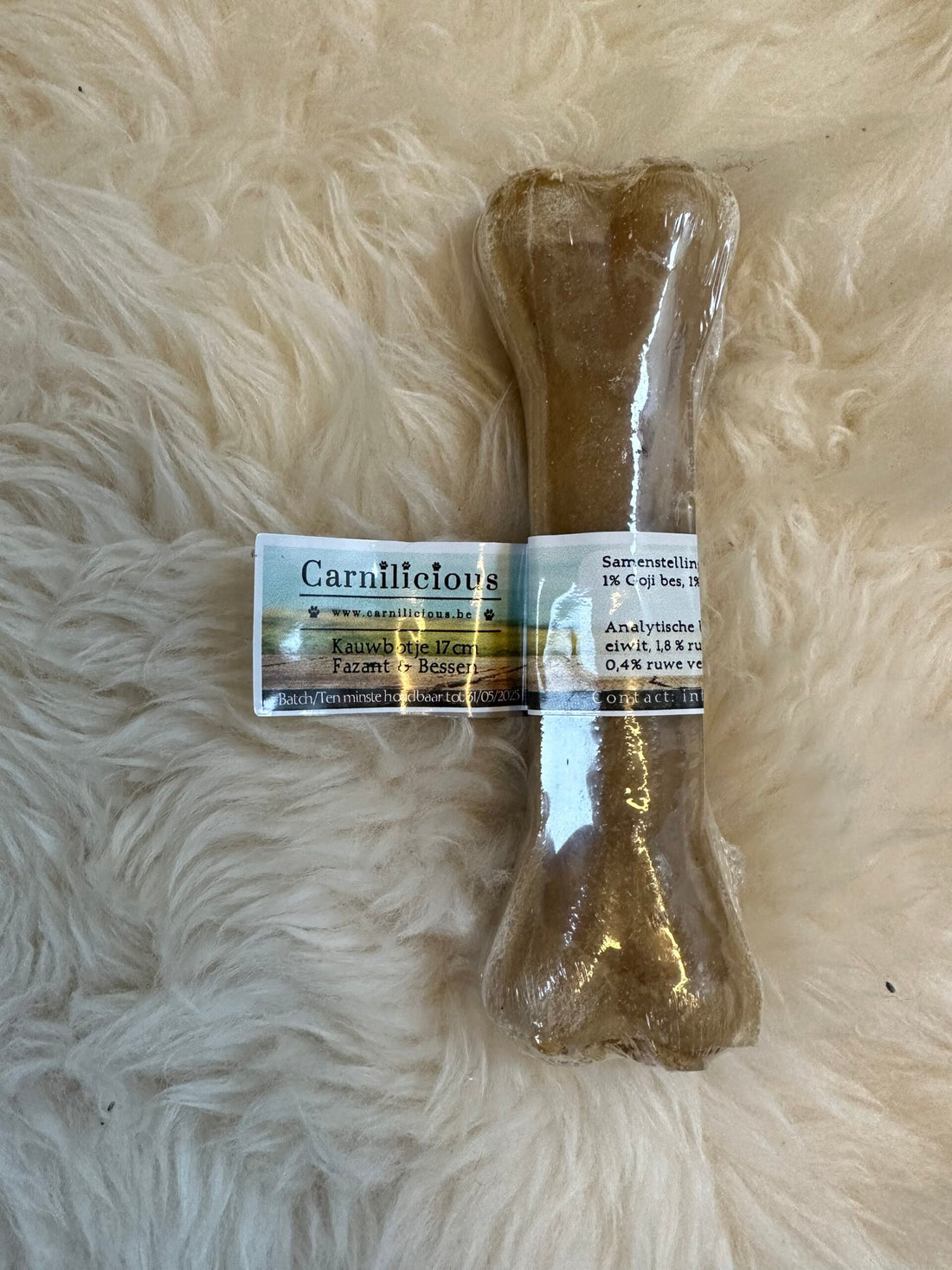 Carnilicious Kauwbotje Rawhide met rund, fazant, goji bes, acerola en duindoorn van 17 cm, extra hard kauwbot voor sterke kauwers, ideaal voor middelgrote en grote honden, ondersteunt tandverzorging en gezond gebit, langdurig kauwplezier en natuurlijke smaakvolle traktatie, unieke combinatie van smaken voor kieskeurige honden, Dog - Expert webshop voor gespecialiseerd hondenmateriaal,