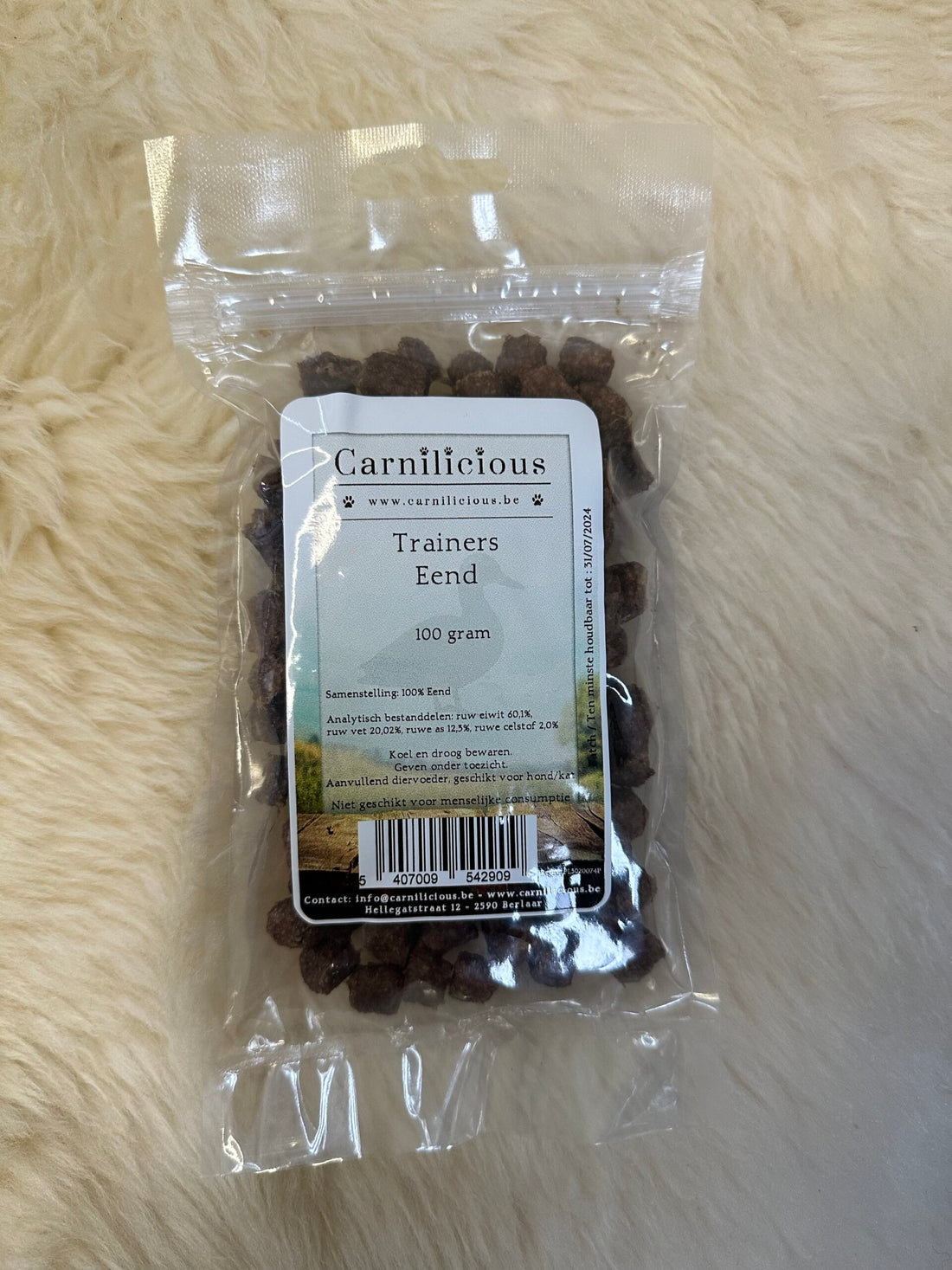 Carnilicious Trainer Eend is een 100% natuurlijke, graan- en glutenvrije hondensnack uit België, gemaakt van pure eend zonder kunstmatige toevoegingen. Dankzij het kleine formaat ideaal als trainingsbeloning en perfect voor gebruik in interactief hondenspeelgoed. Geschikt voor alle hondenrassen en ook voor gevoelige magen. Dog - Expert webshop voor gespecialiseerd hondenmateriaal,