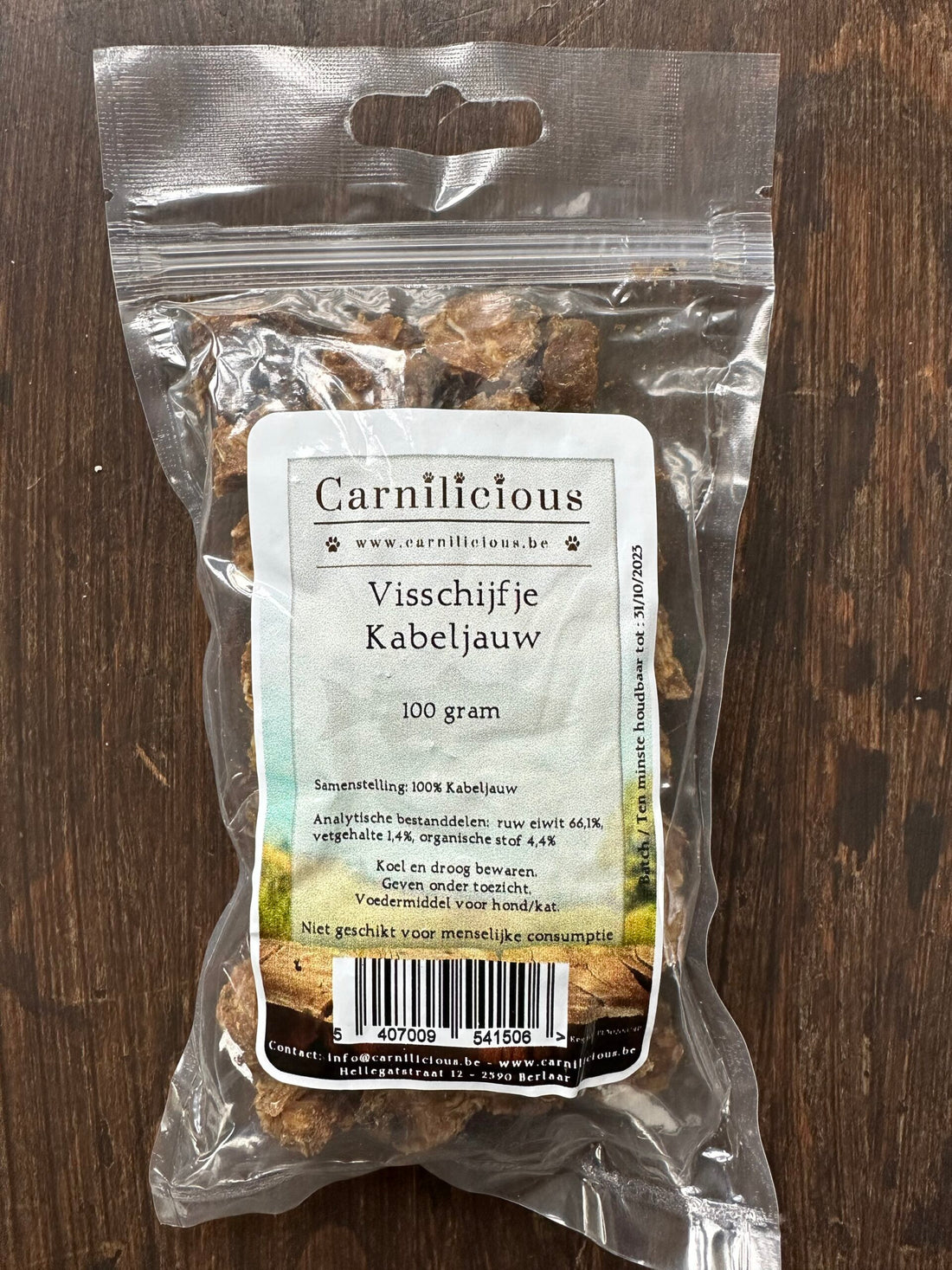Carnilicious Visschijfje Kabeljauw is een 100% natuurlijke, graan- en glutenvrije hondensnack uit België, gemaakt van pure kabeljauw zonder kunstmatige toevoegingen. Licht verteerbaar en rijk aan eiwitten, ideaal als gezonde traktatie of beloning voor alle hondenrassen, ook bij gevoelige magen. Compact formaat, perfect voor tussendoor of in combinatie met interactief speelgoed. Dog - Expert webshop voor gespecialiseerd hondenmateriaal,