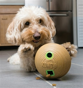 KONG Bamboo Ball voerbal voor honden, 12x12x12 cm, van stevig bamboe, laat op onvoorspelbare momenten snoepjes los en biedt mentale en lichamelijke stimulatie, ook geschikt voor honden die snel schrokken.