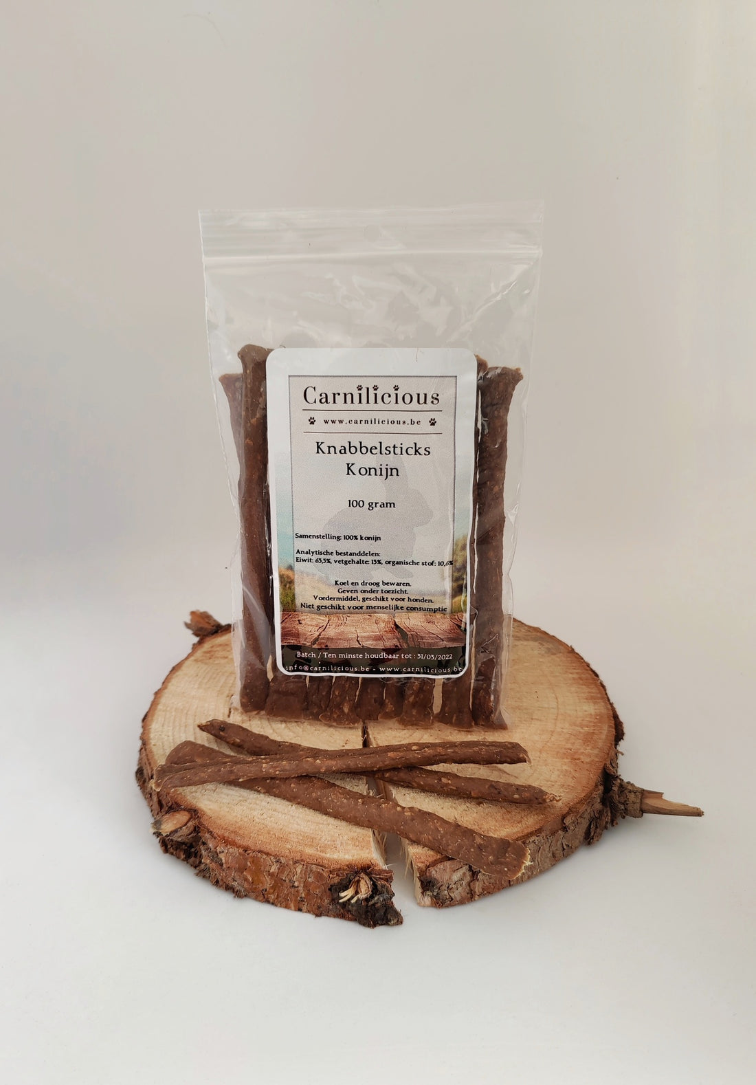 Carnilicious Knabbelstick Konijn van ca. 15 cm, gedroogd konijnenvlees, 100% natuurlijk en vrij van kunstmatige stoffen en bewaarmiddelen, geschikt voor honden van alle leeftijden, ideaal als kauwsnack of trainingsbeloning, Belgisch geproduceerd van Europese dieren, smakelijke en gezonde traktatie voor honden, Dog - Expert webshop voor gespecialiseerd hondenmateriaal,