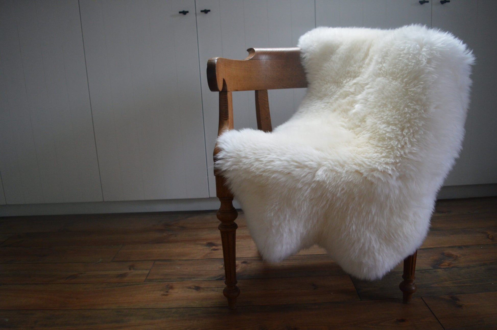 Witte schapenvacht voor honden, super zacht en comfortabel, geschikt als hondenbed en interieuraccessoire