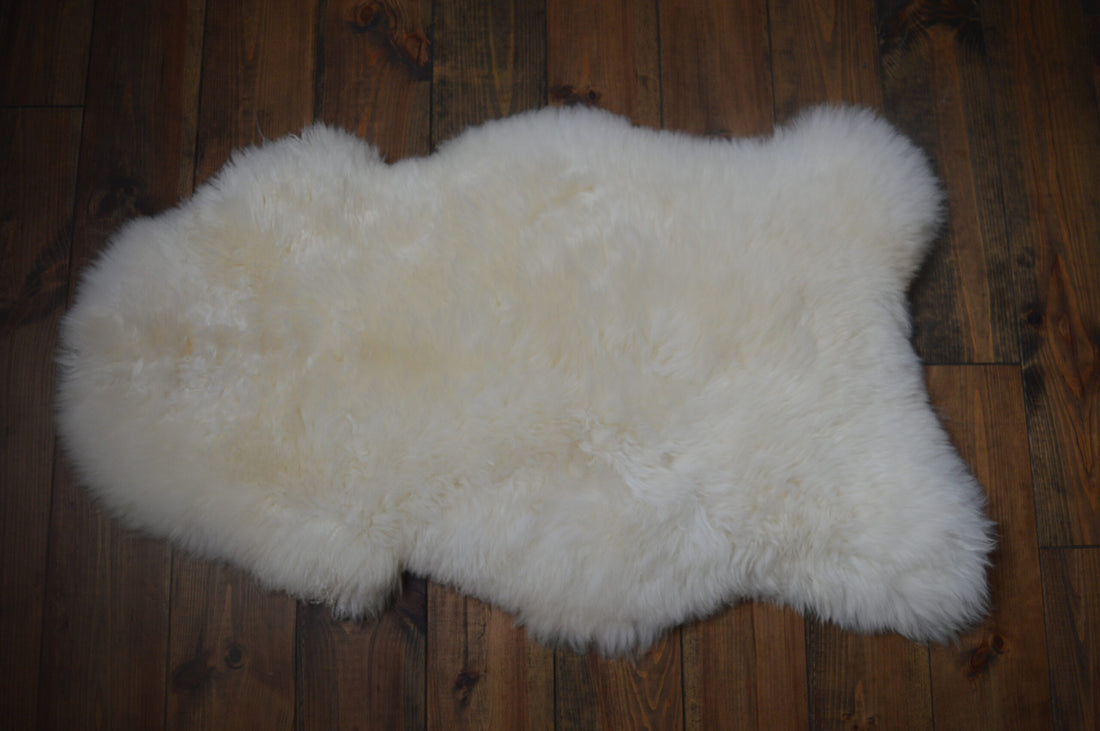 Witte schapenvacht voor honden, super zacht en comfortabel, geschikt als hondenbed en interieuraccessoire