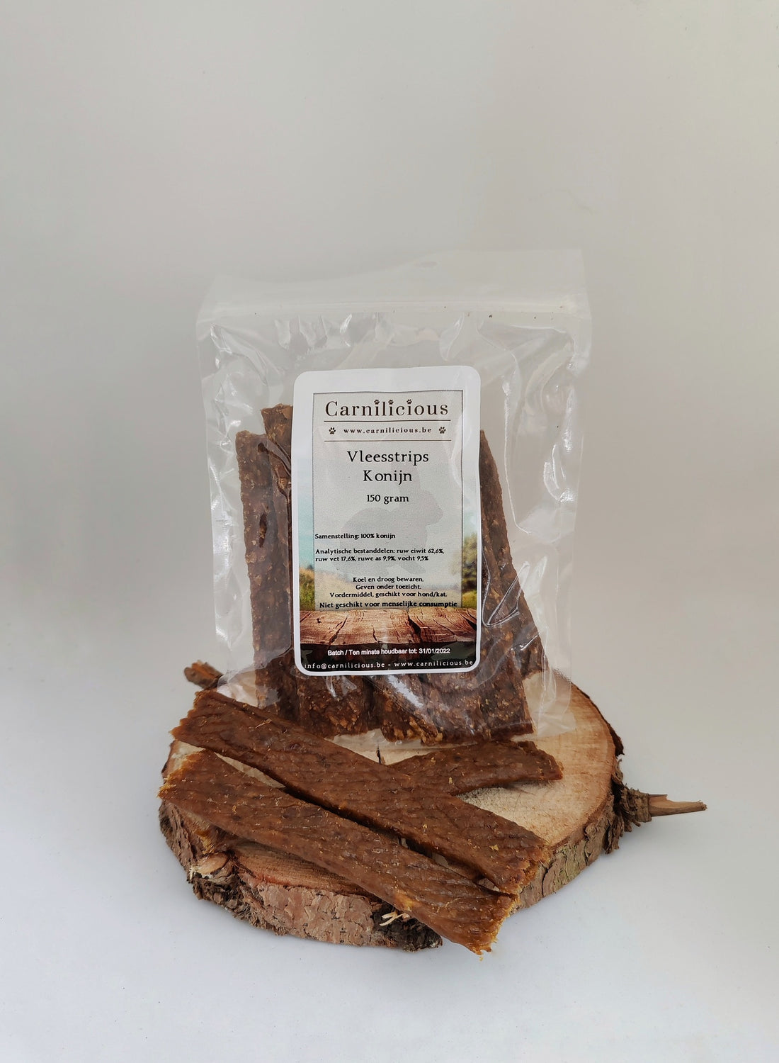 Carnilicious Vleesstrips Konijn zijn 100% natuurlijke, graan- en glutenvrije hondensnacks uit België van puur konijnenvlees zonder kunstmatige toevoegingen. Licht verteerbaar en rijk aan eiwitten, ideaal als gezonde tussendoortjes of beloning voor alle hondenrassen, ook bij gevoelige magen. Stevig en compact formaat voor dagelijks snackplezier. Dog - Expert webshop voor gespecialiseerd hondenmateriaal,